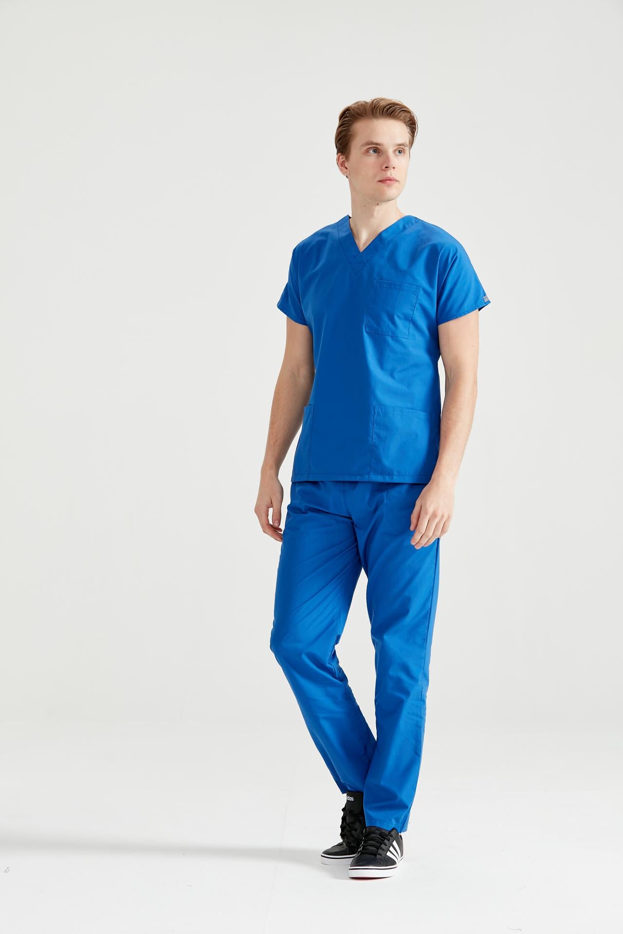 Asistent medical imbracat in costum medical barbati, elastan, albastru regal, vedere din profil