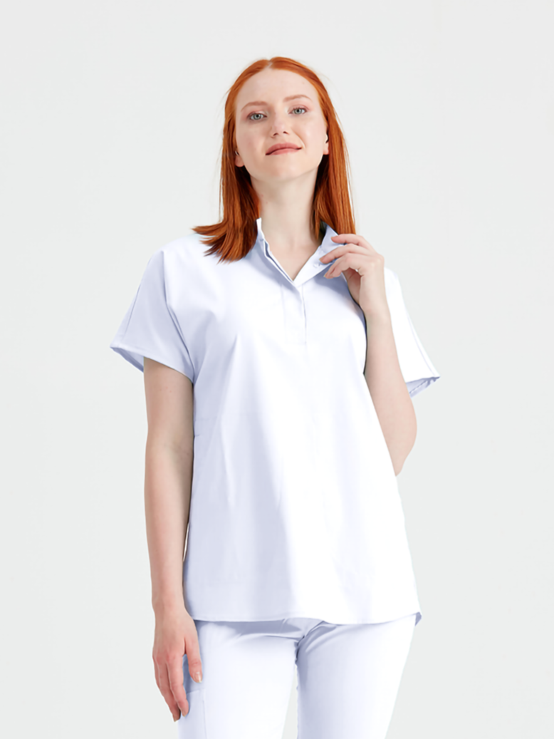 Asistenta medicala imbracata in costum medical de dama alb - white, vedere din fata