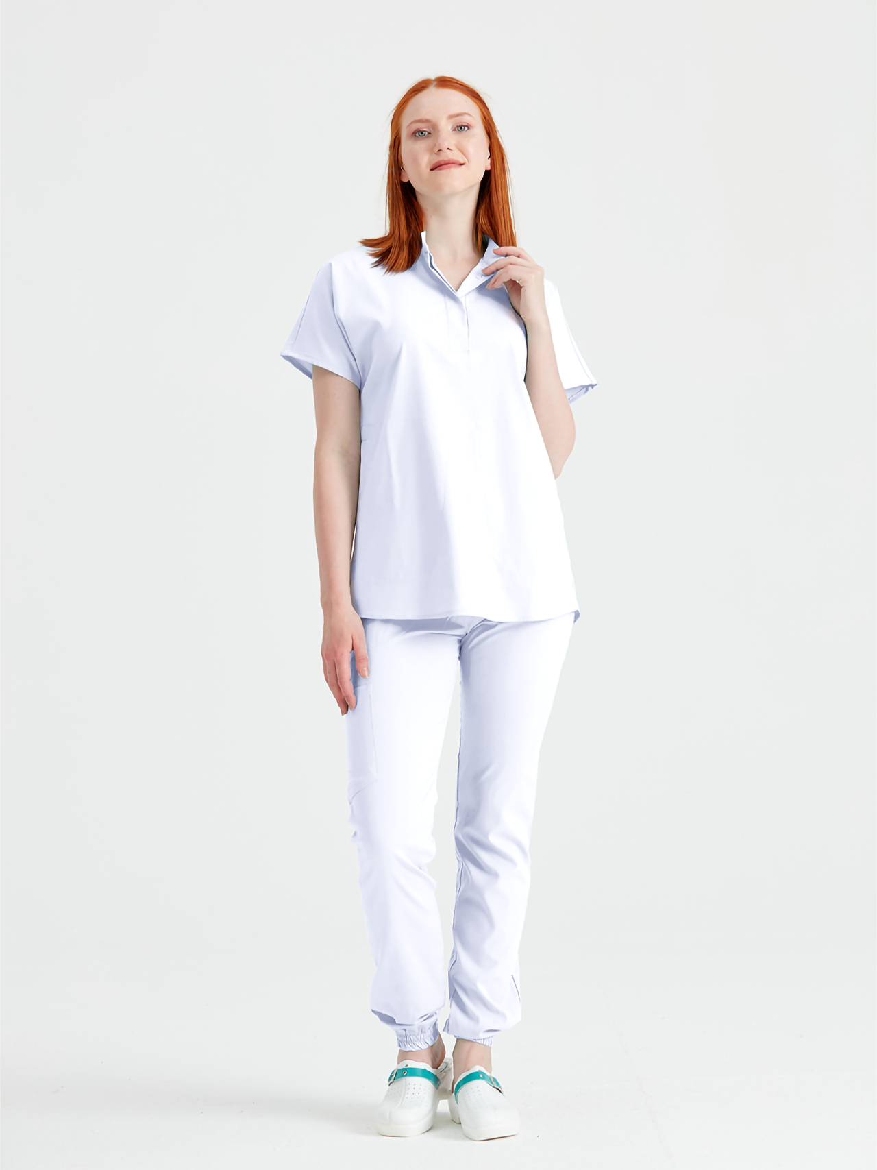 Asistenta medicala imbracata in costum medical de dama alb - white, vedere din profil