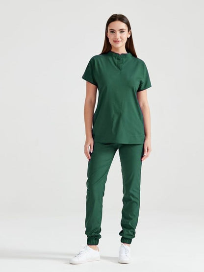 Asistenta medicala imbracata in costum medical mov, femei, verde kaki, vedere din profil