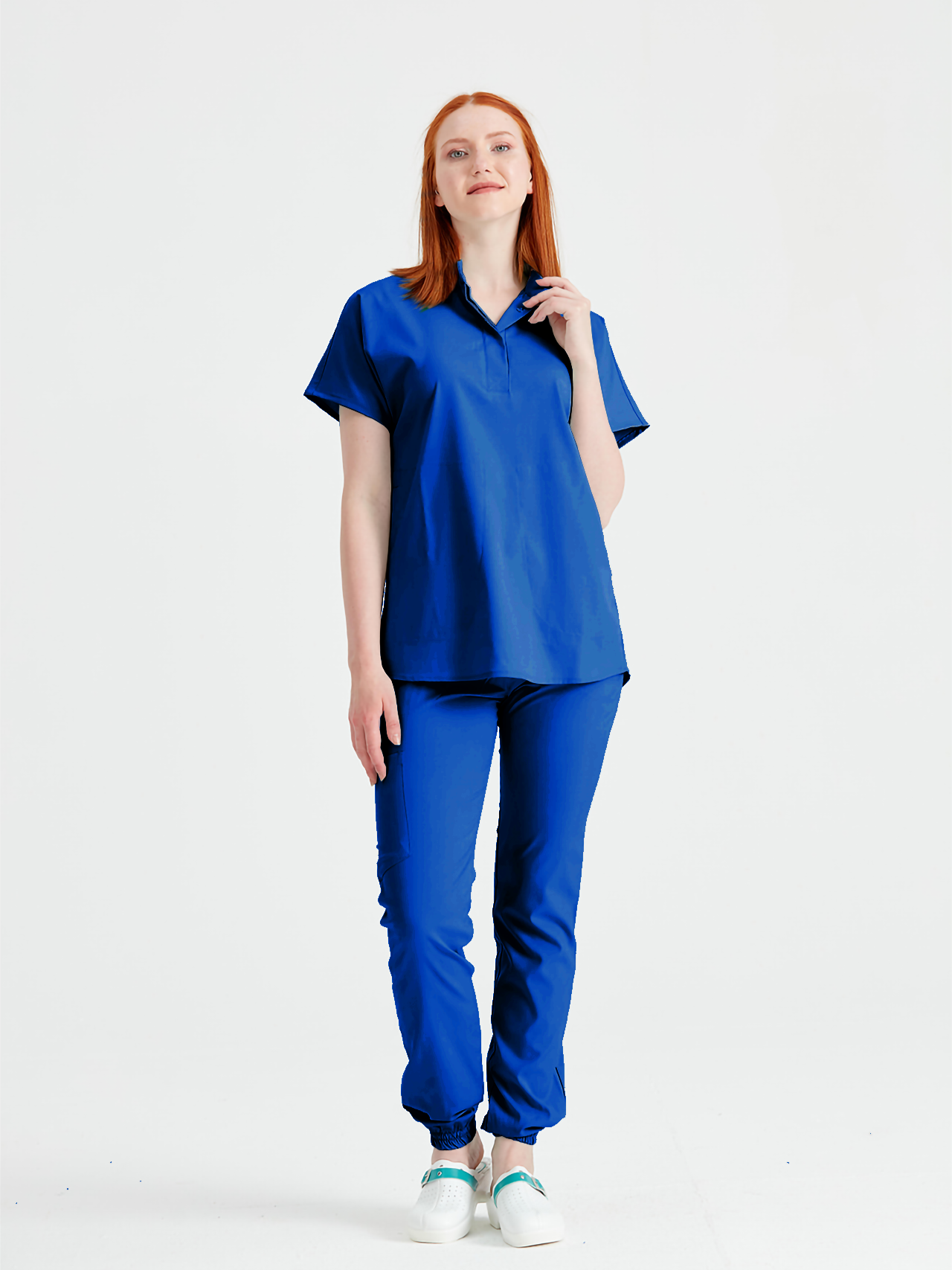 Asistenta medicala imbracata in costum medical, femei, albastru regal, vedere din profil