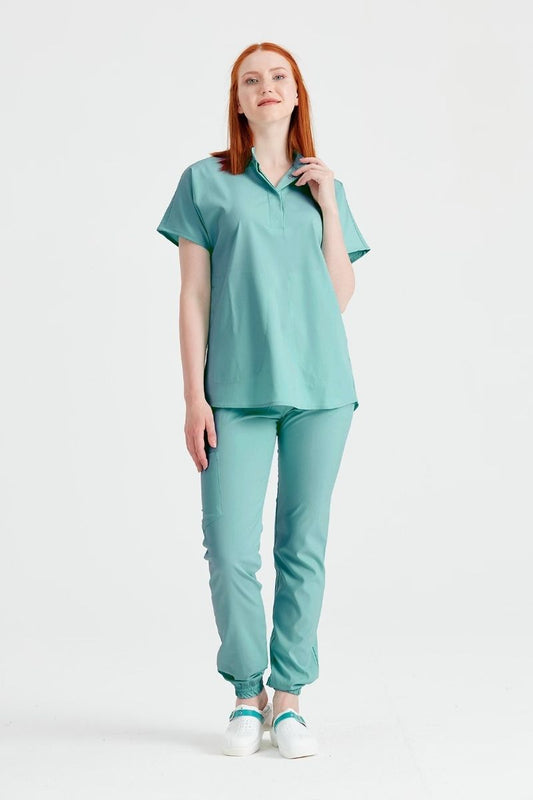 Asistenta imbracata in costum medical activity verde militar, vedere din fata