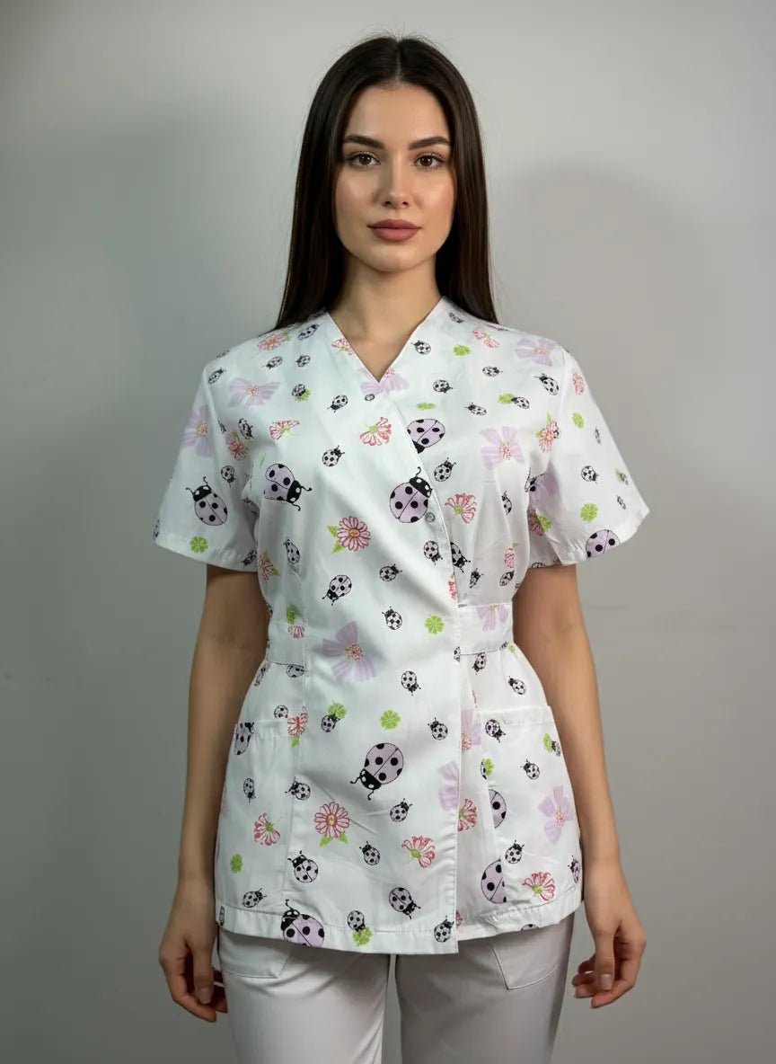 Kimonó orvosi blúz, fehér mintával, női - Lila katicabogár orvosi egyenruha modell