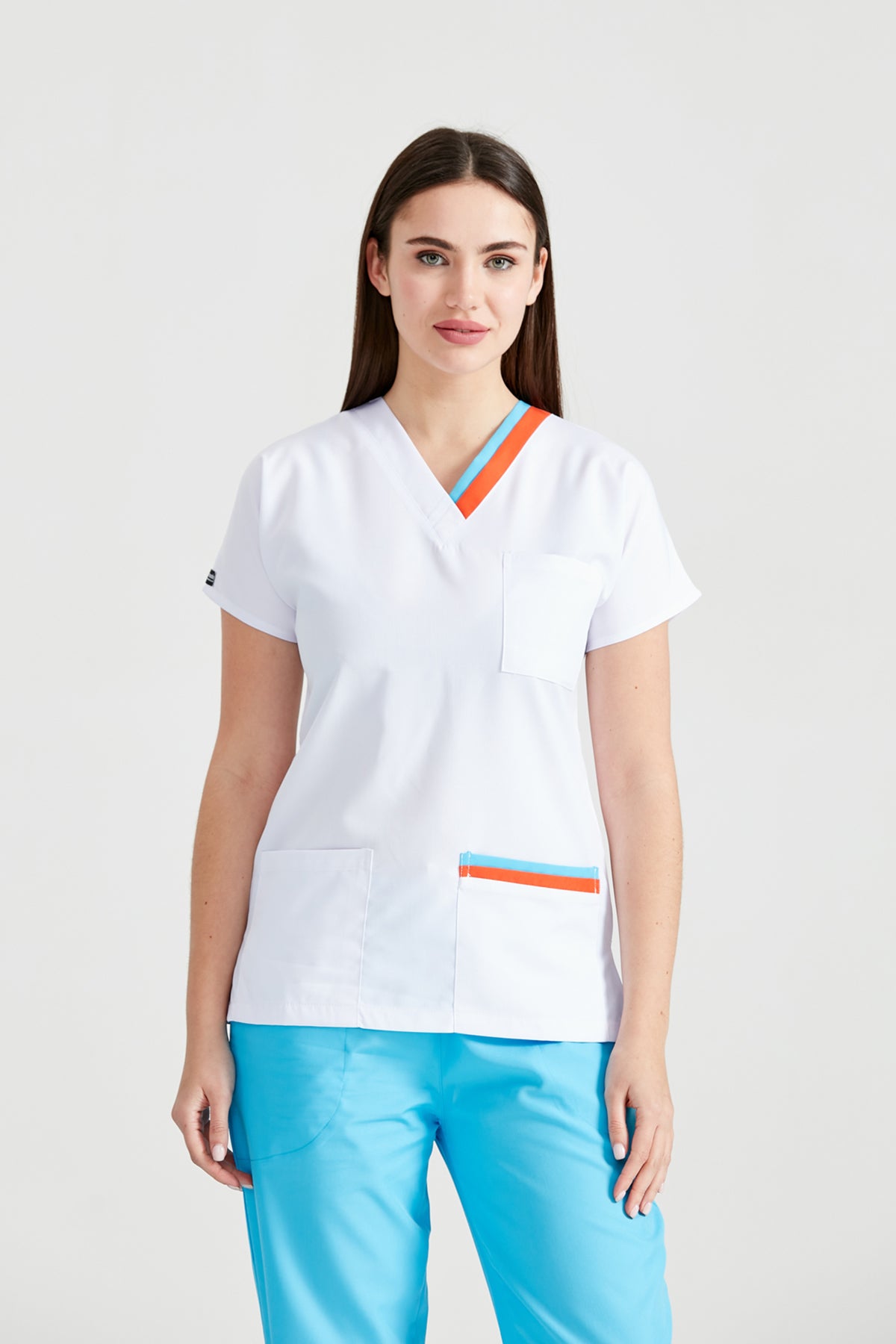 Bluza medicala alba cu dungi colorate, guler V albastru si portocaliu, maneca scurta si trei buzunare