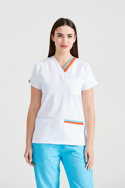 Bluza medicala alba cu dungi colorate, guler V albastru si portocaliu, maneca scurta si trei buzunare