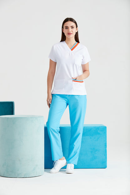 Bluza medicala alba cu dungi colorate, guler V albastru si portocaliu, maneca scurta si trei buzunare