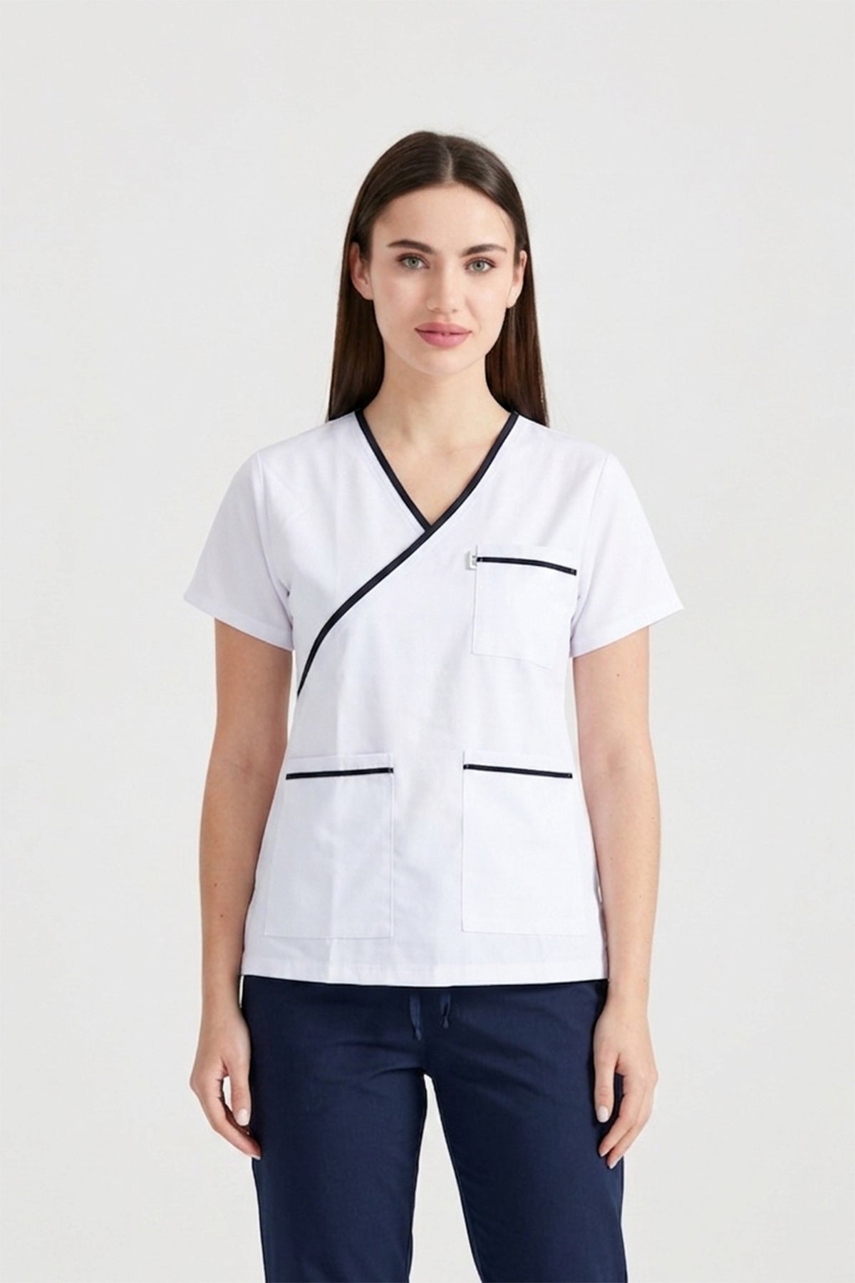 Bluza medicala alba cu dungi colorate, guler V bleumarin, maneca scurta si trei buzunare