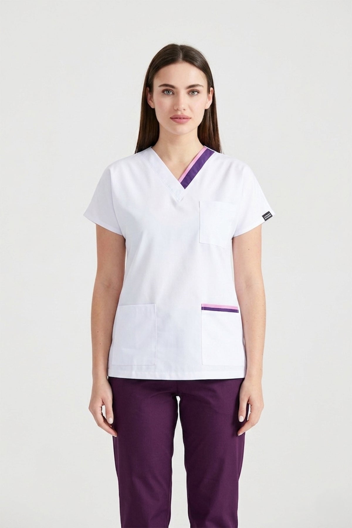 Bluza medicala alba cu dungi colorate, guler V lila si mov, maneca scurta si trei buzunare