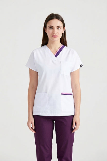 Bluza medicala alba cu dungi colorate, guler V lila si mov, maneca scurta si trei buzunare