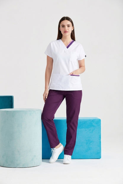 Bluza medicala alba cu dungi colorate, guler V lila si mov, maneca scurta si trei buzunare