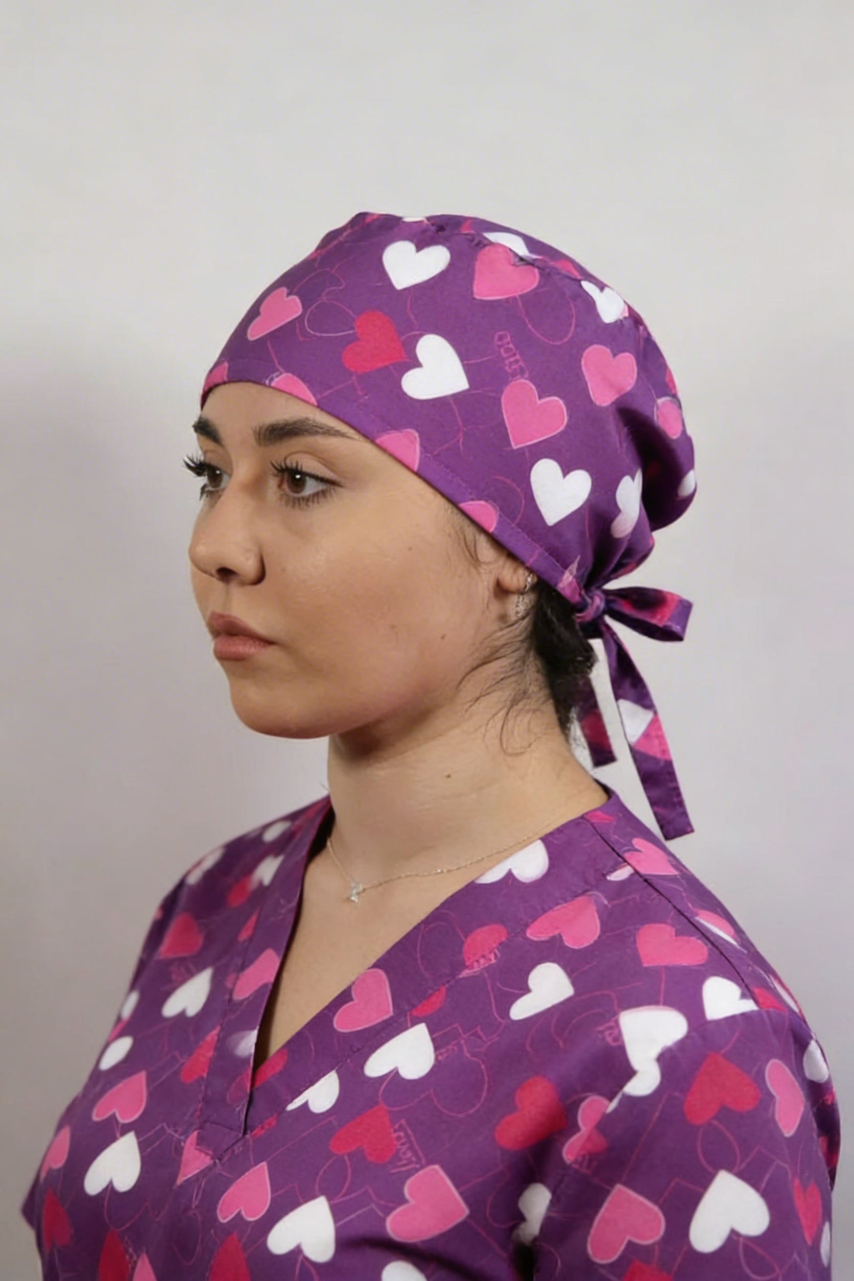 Boneta medicala alba unisex, imprimeu inimi roz 2025