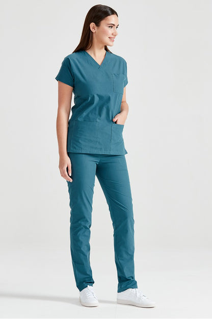 Asistenta medicala imbracata in costum medical de dama din elastan, verde petrol, vedere din profil