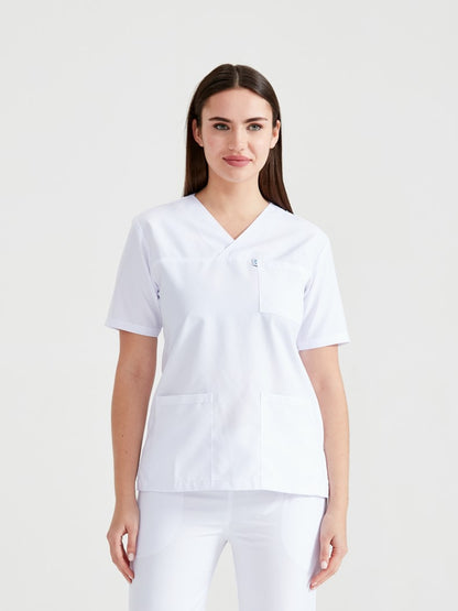 Asistenta medicala imbracata in costum clasic alb, vedere din fata
