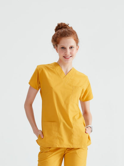 Asistenta medicala imbracata in costum medical galben Yellow Sun, vedere din fata