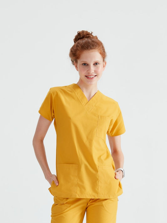 Asistenta medicala imbracata in costum medical galben Yellow Sun, vedere din fata