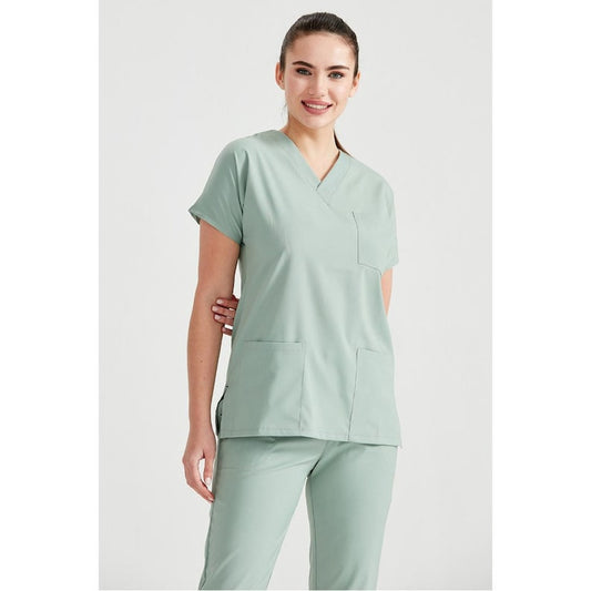 Asistenta medicala imbracata intr-un costum medical verde ou rata, model clasic, de la demoteks medicalwear