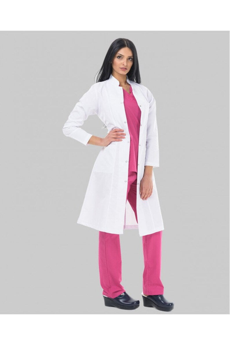 medic imbracat in halat produs de demoteks medicalwear