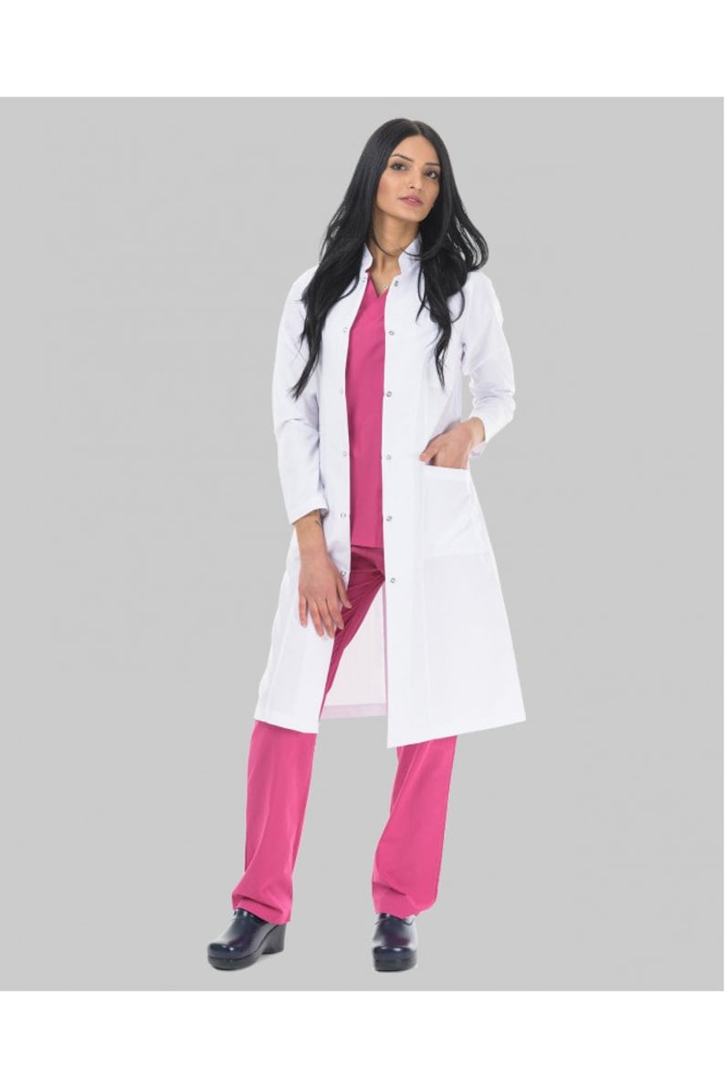 femeie in halat alb si costum medical roz