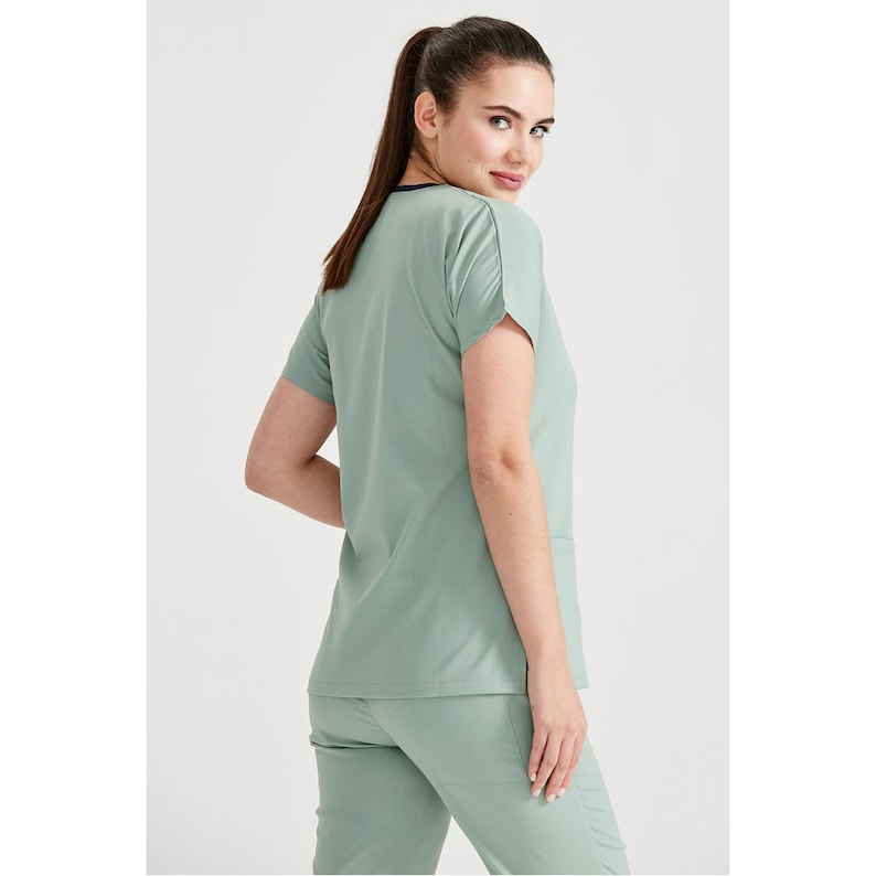 Asistenta medicala imbracata intr-un costum medical verde ou rata, model clasic, de la demoteks medicalwear