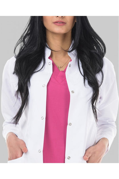 femeie in costum medical roz si halat alb