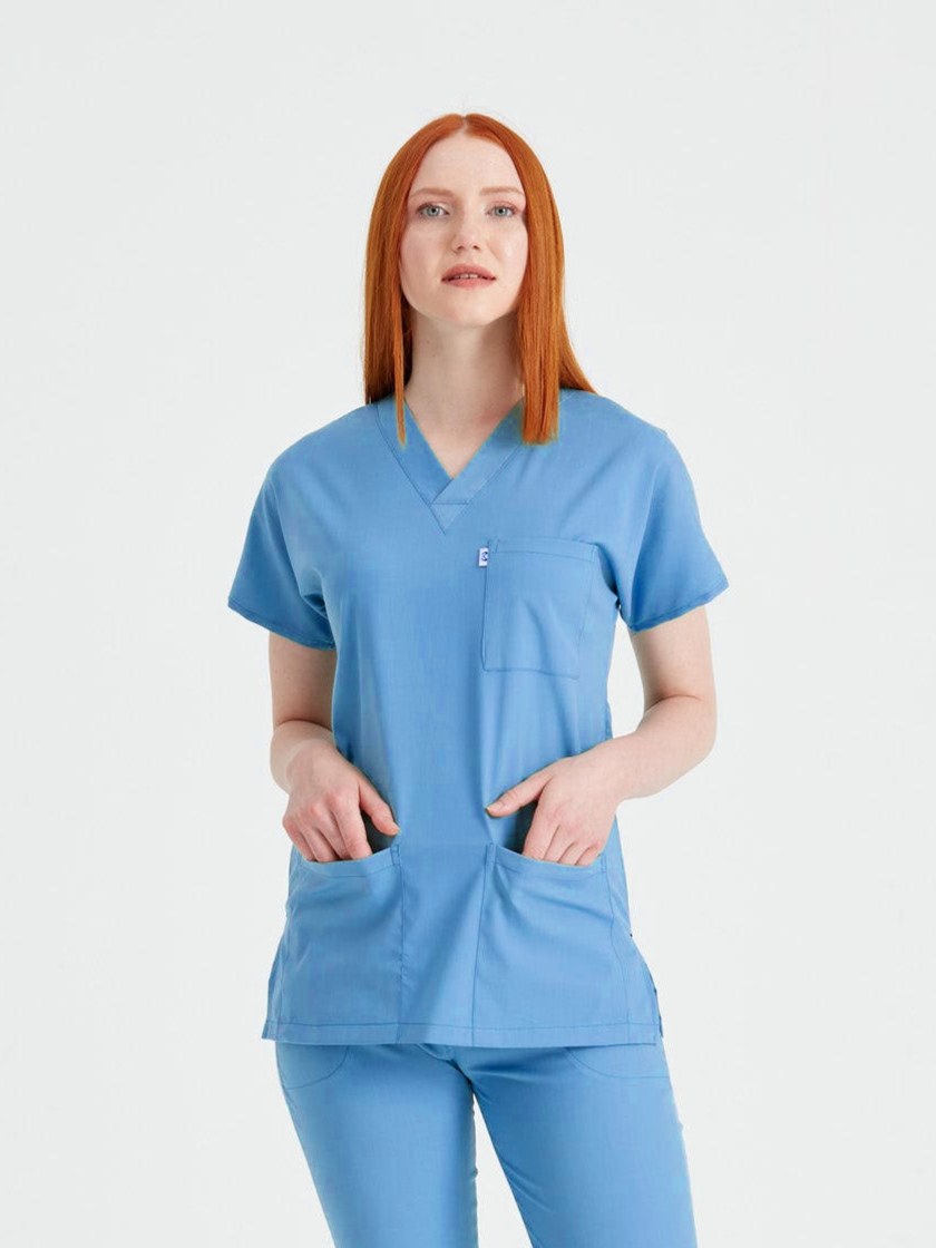 Asistenta medicala imbracata in costum medical de dama din elastan, albastru parlament, vedere din fata