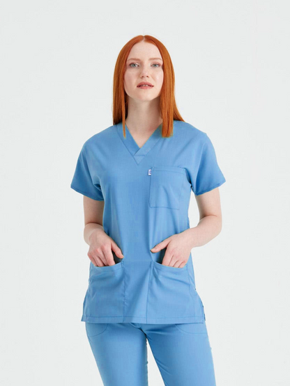 Asistenta medicala imbracata in costum medical de dama din elastan, albastru parlament, vedere din fata