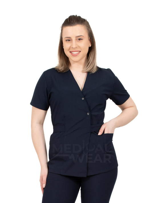 asistenta imbracata intr-un costum medical tip kimono, culoarea bleumarin