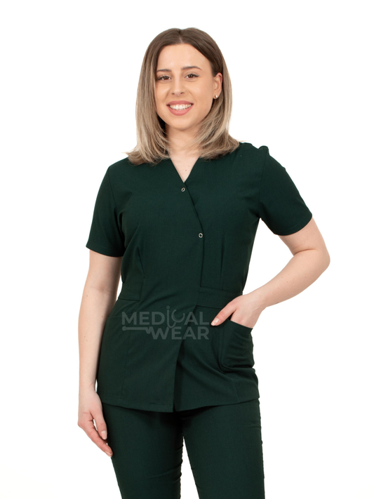 asistenta imbracata intr-un costum medical tip kimono, culoarea verde kaki