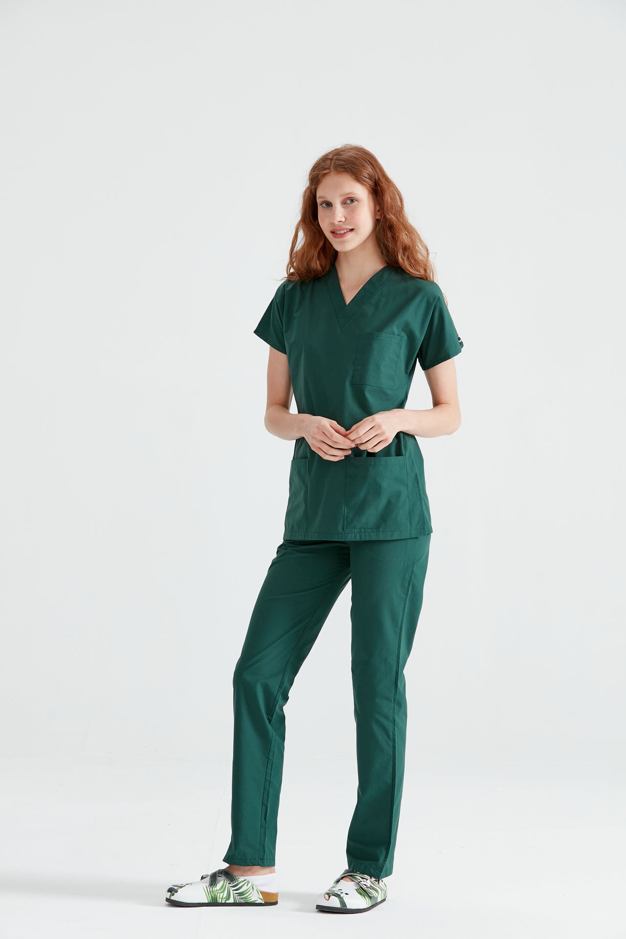  Asistenta medicala imbracata in costum din elastan verde kaki, vedere din profil