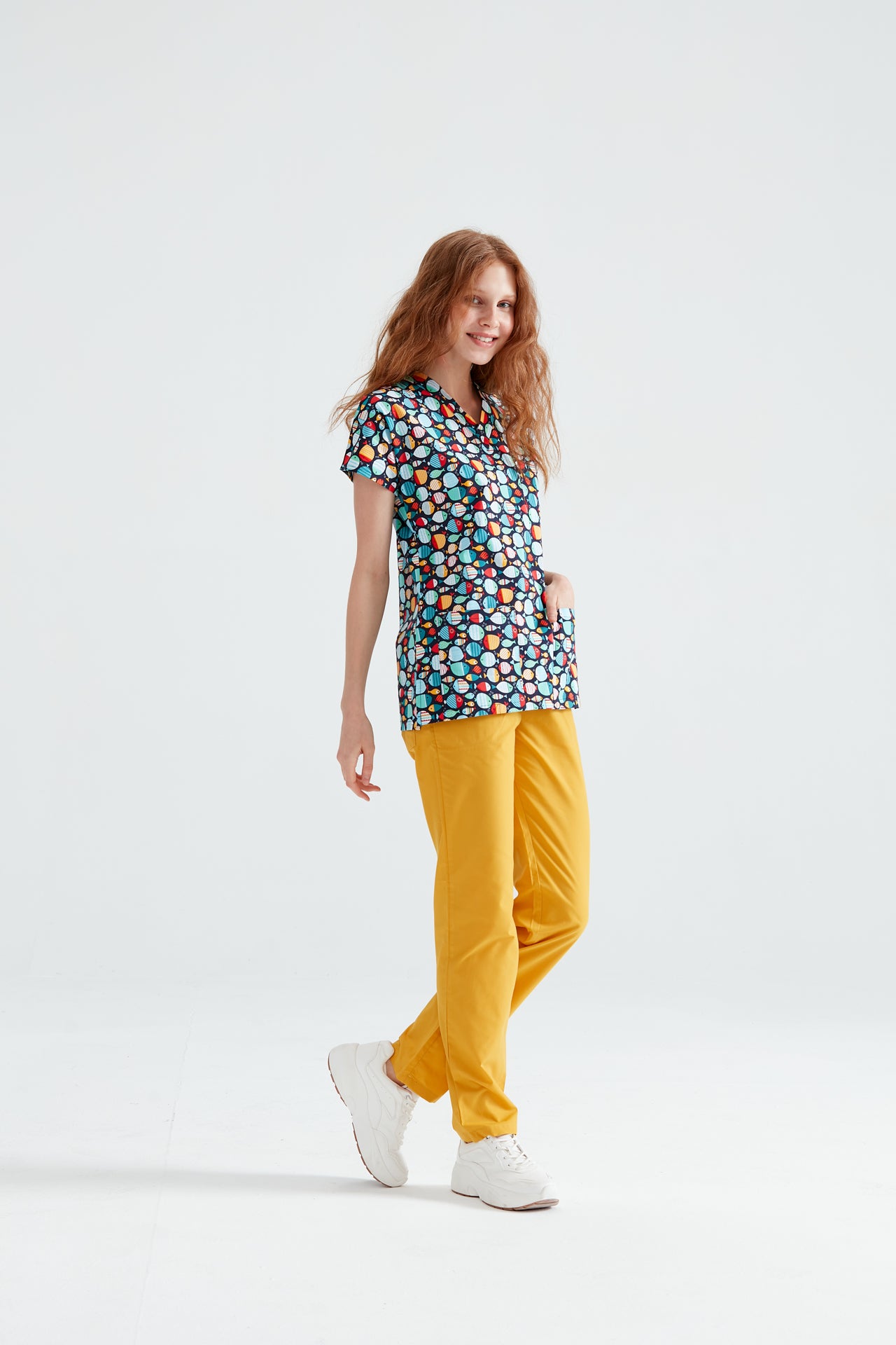 Asistenta medicala imbracata in bluza medicala de dama cu elastan, Hello Fish, vedere din profil