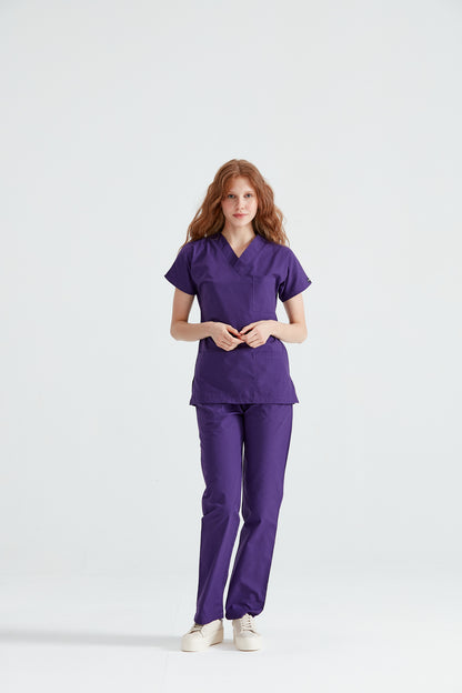 Asistenta medicala in costum medical mov Purple, vedere din fata