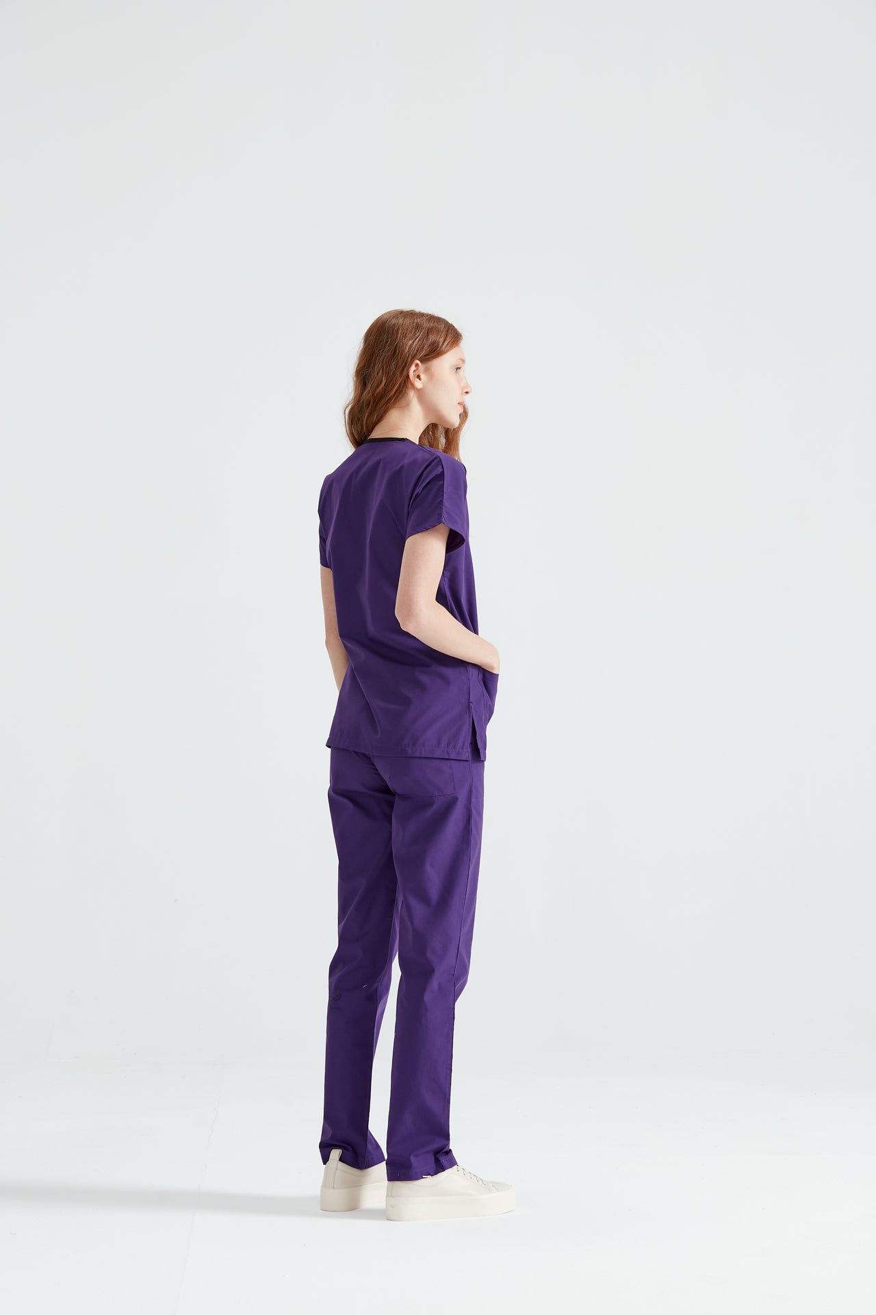  Asistenta medicala in costum medical mov Purple, vedere din spate