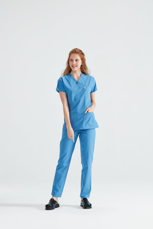 Asistenta medicala imbracata in costum albastru Parliament Blue, vedere din fata