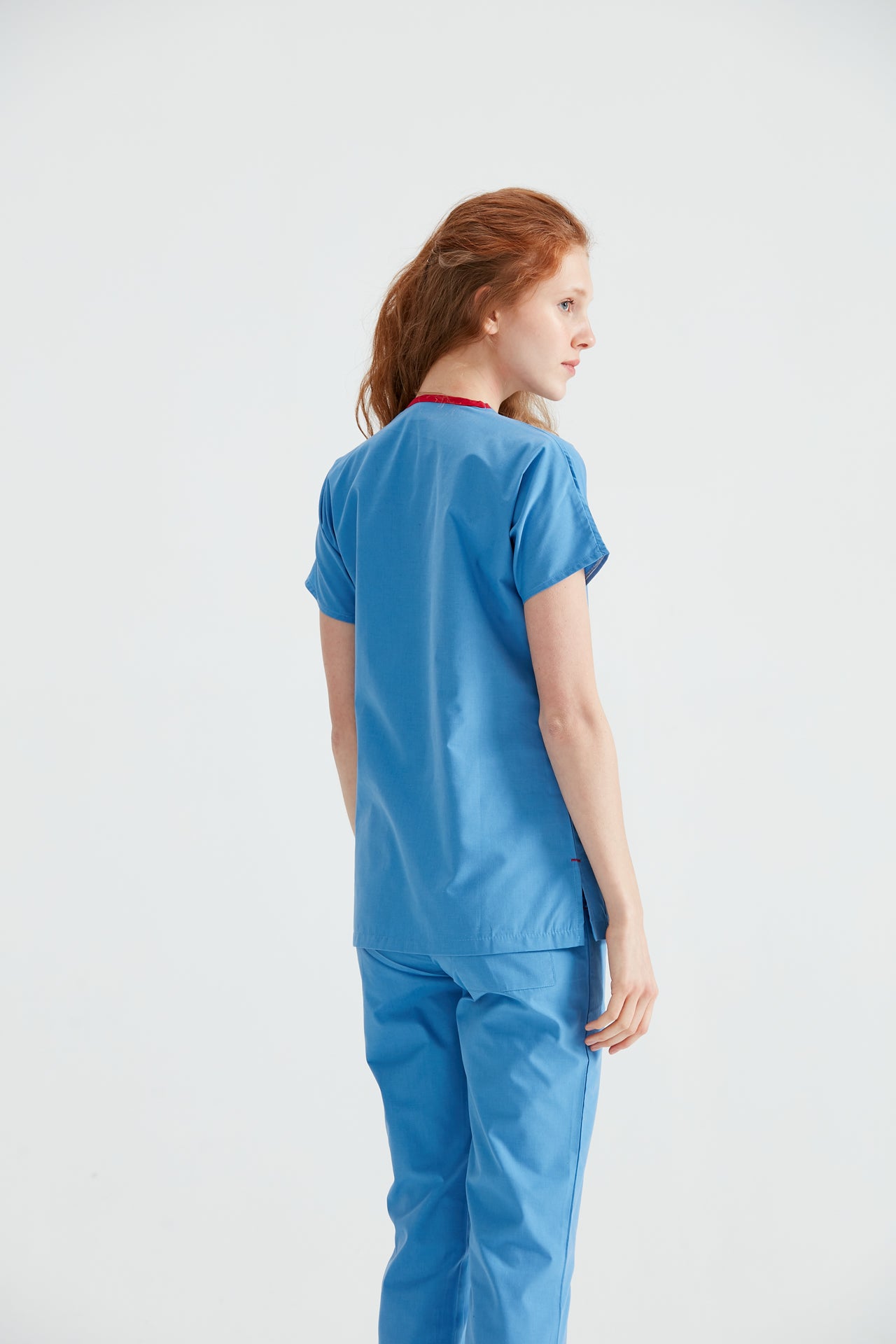  Asistenta medicala imbracata in costum albastru Parliament Blue, vedere din spate