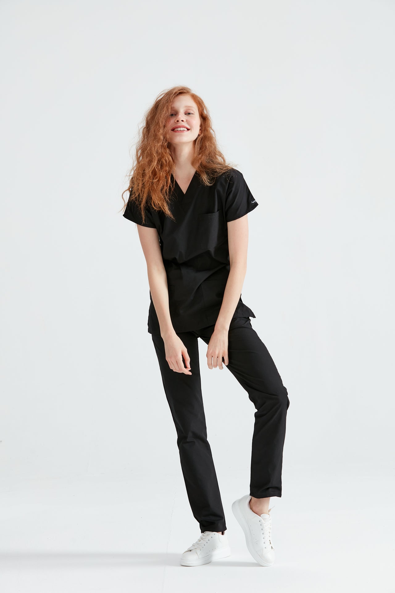 femeie in costum medical din elastan de culoare neagra
