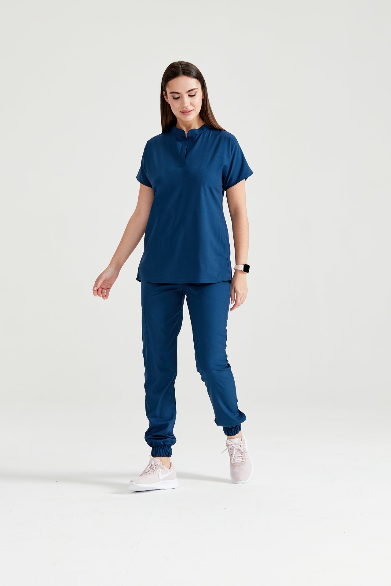 Asistenta medicala imbracata in costum medical de dama, albastru Indigo, vedere din fata