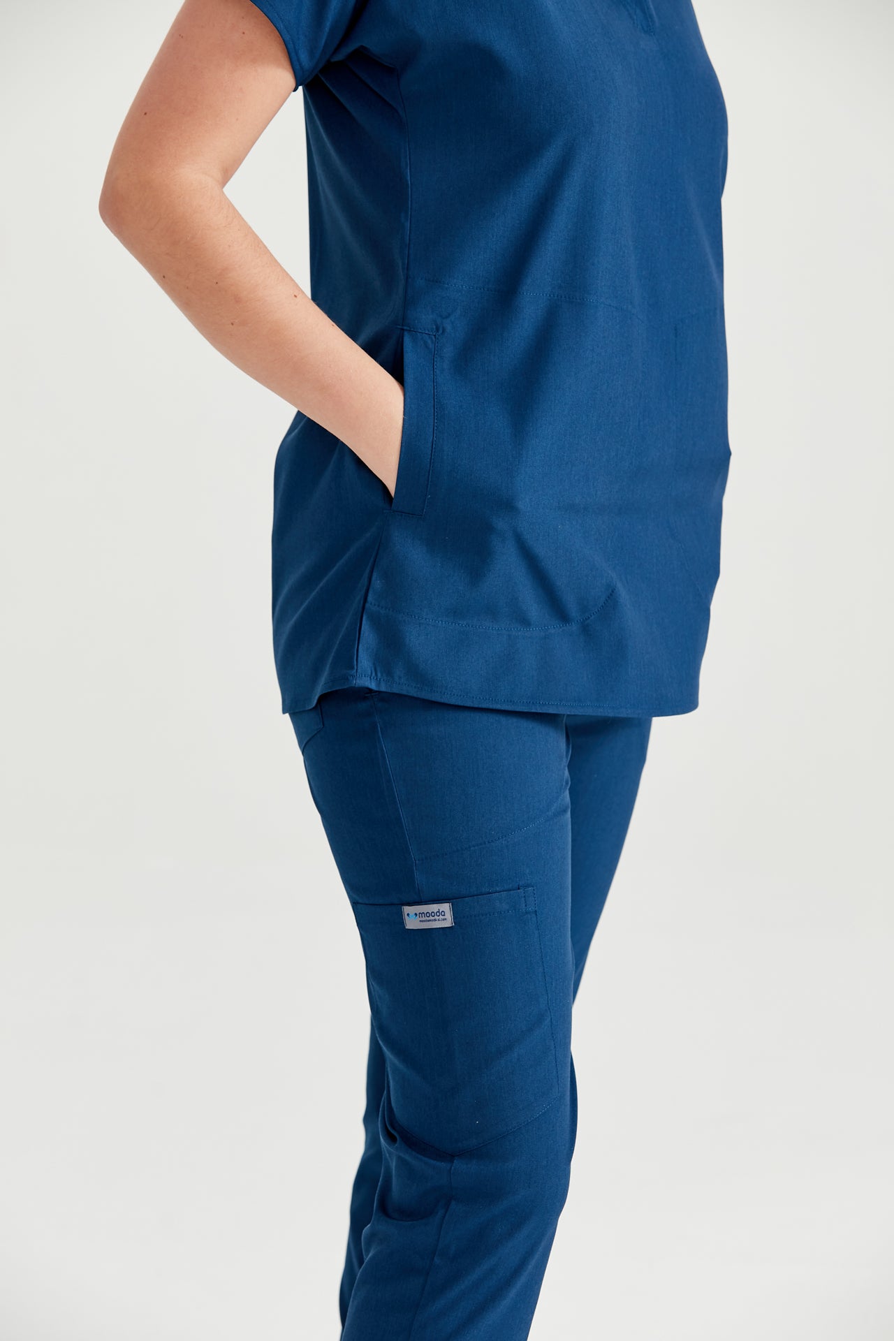 Asistenta medicala imbracata in costum medical de dama, albastru Indigo, vedere din spate