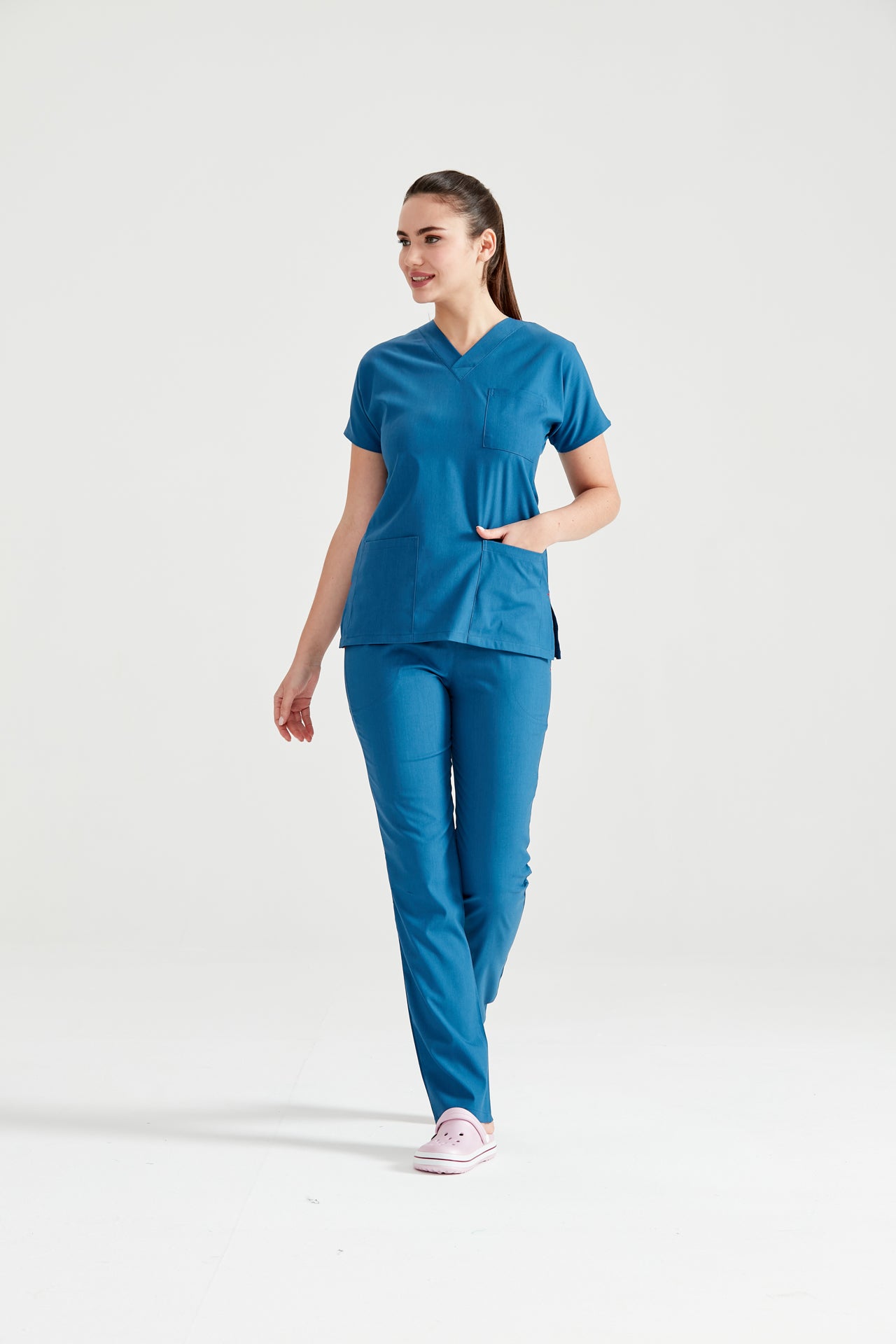 Asistenta medicala imbracat in costum medical femei, albastru Petrol, vedere din picioare