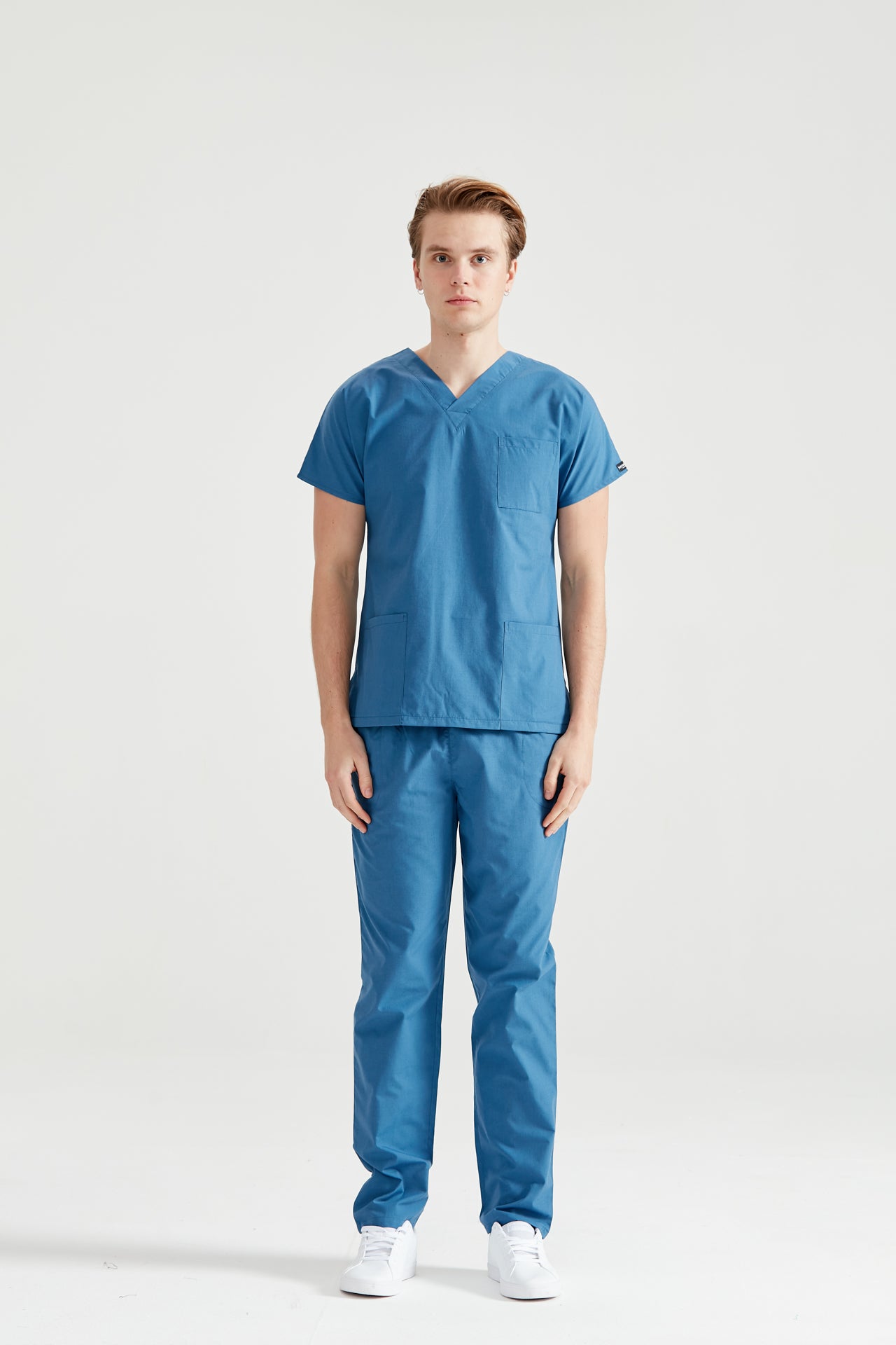 Asistent medical imbracat in costum medical albastru Petrol, pentru barbati, vedere din picioare