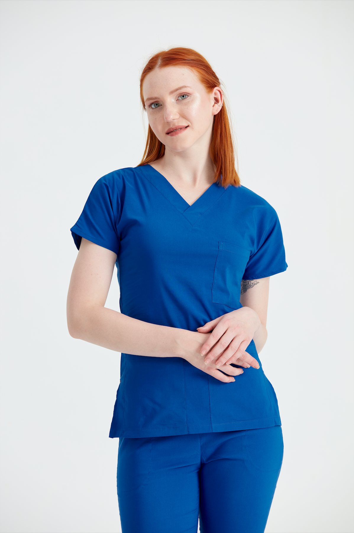 femeie in costum medical din elastan de culoare albastru regal, albastru regal, model Clasic Flex