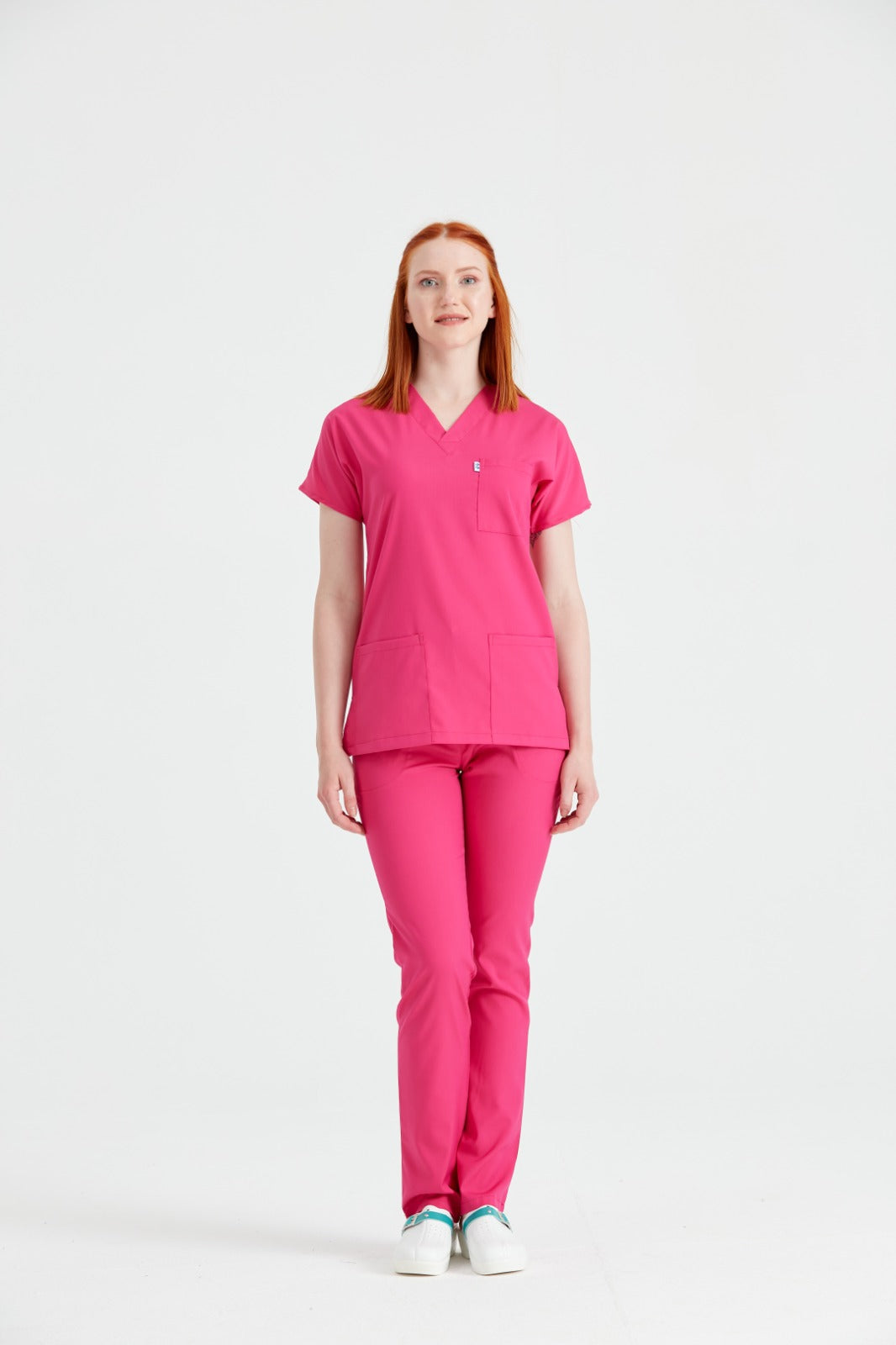 Asistenta medicala imbracata in costum elastan roz Fuchsia, vedere din spate