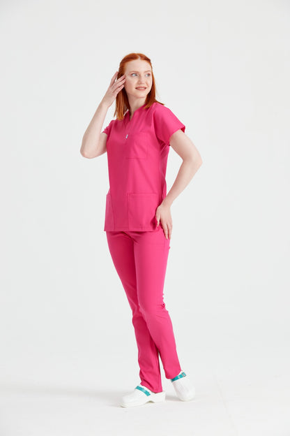  Asistenta medicala imbracata in costum elastan roz Fuchsia, vedere din picioare