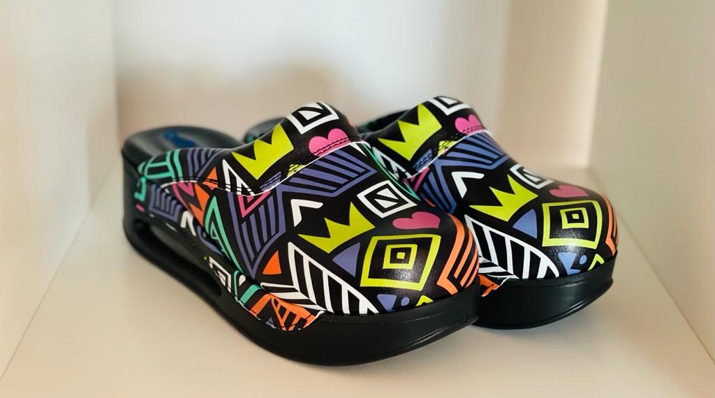 Saboti medicali ortopedici pentru femei, de la Demoteks Medicalwear, negri cu imprimeu, model Airmax medical geometric