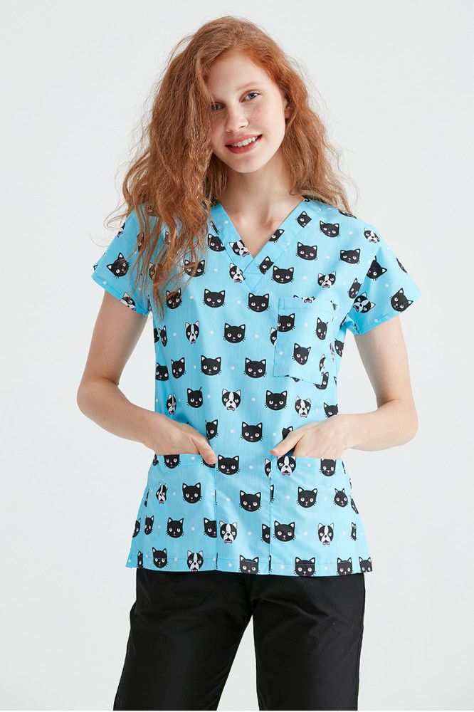 bluza medicala de la Demoteks Medicalwear de culoare albastru deschis, pentru femei, cu imprimeu pisica