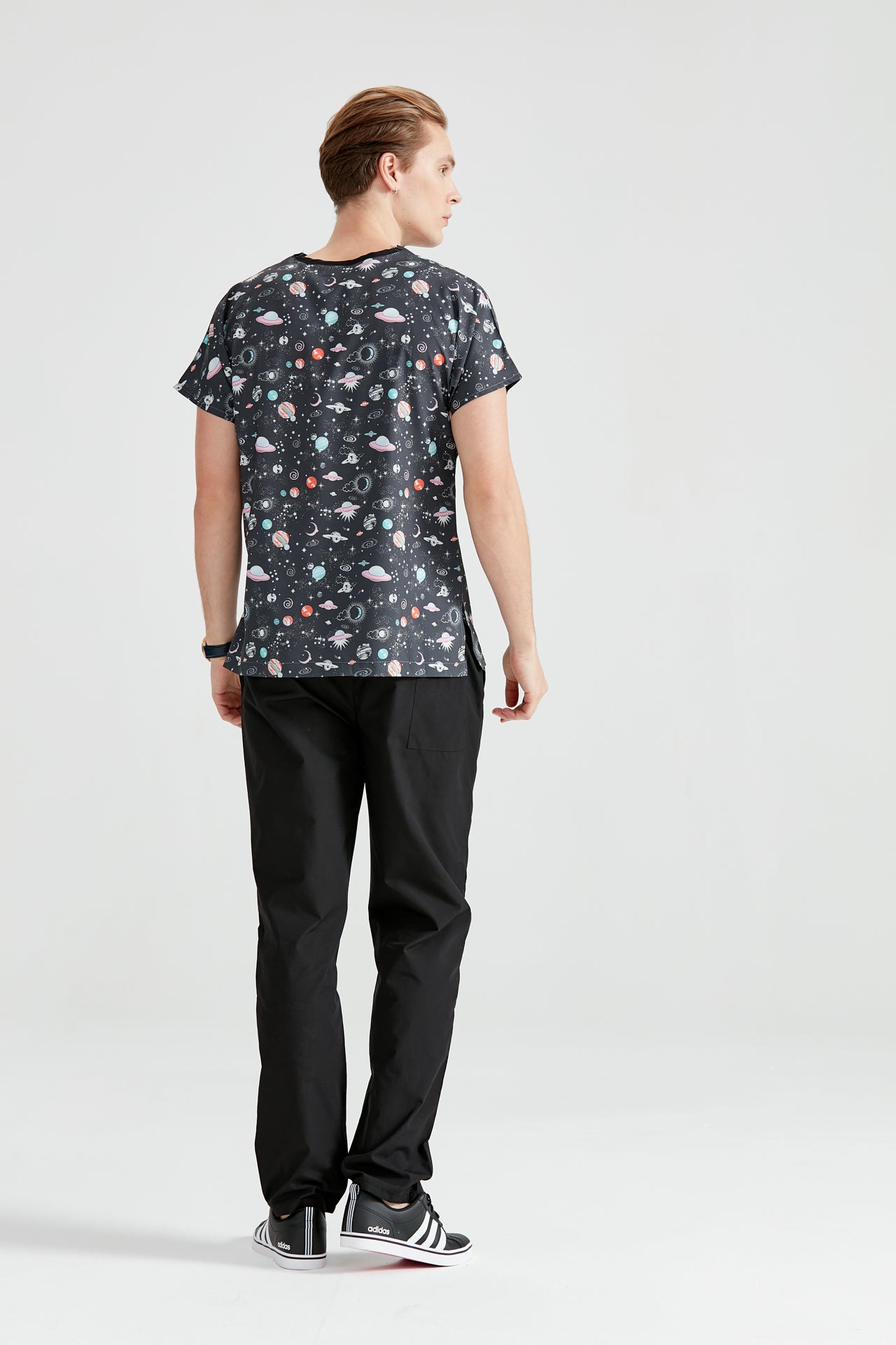 Asistent medical imbracat in bluza Planets, vedere din spate