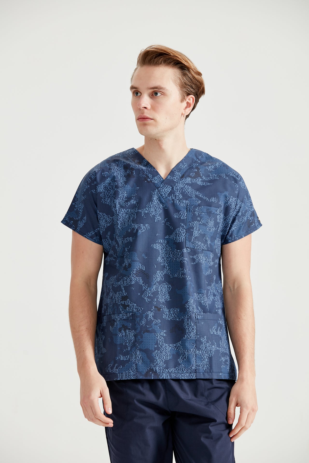 Asistent medical imbracat in bluza medicala Camouflage Bleumarin, vedere din fata