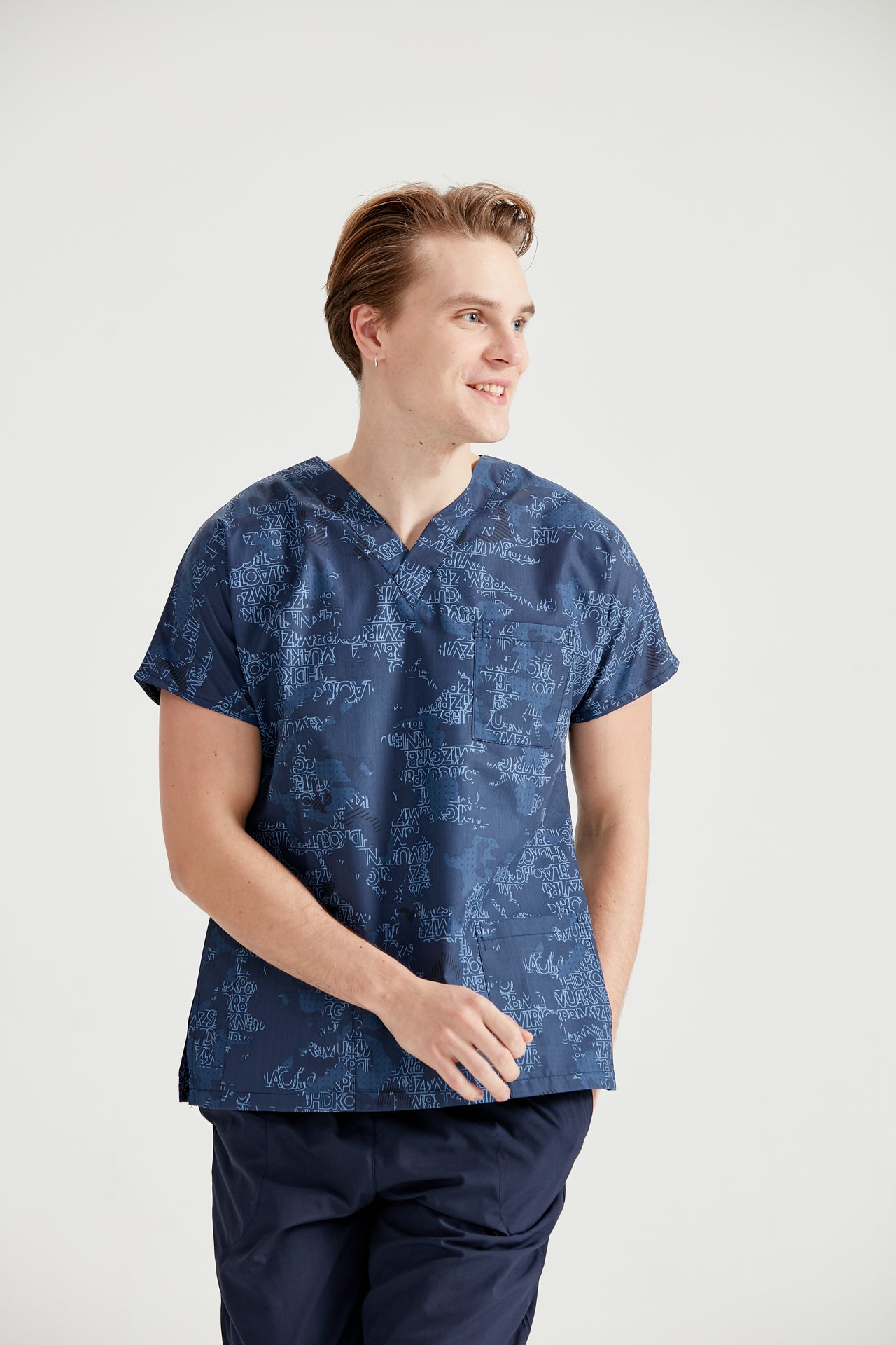 Asistent medical imbracat in bluza medicala Camouflage Bleumarin mergand, vedere din fata