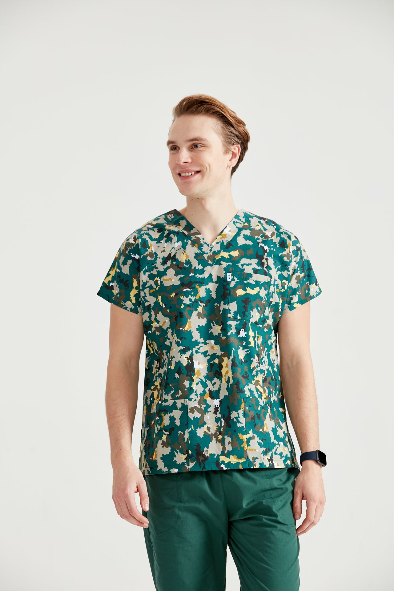 Asistent medical imbracat in bluza medicala Camouflage Green, vedere din fata