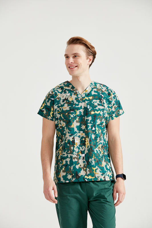 Asistent medical imbracat in bluza medicala Camouflage Green, vedere din fata
