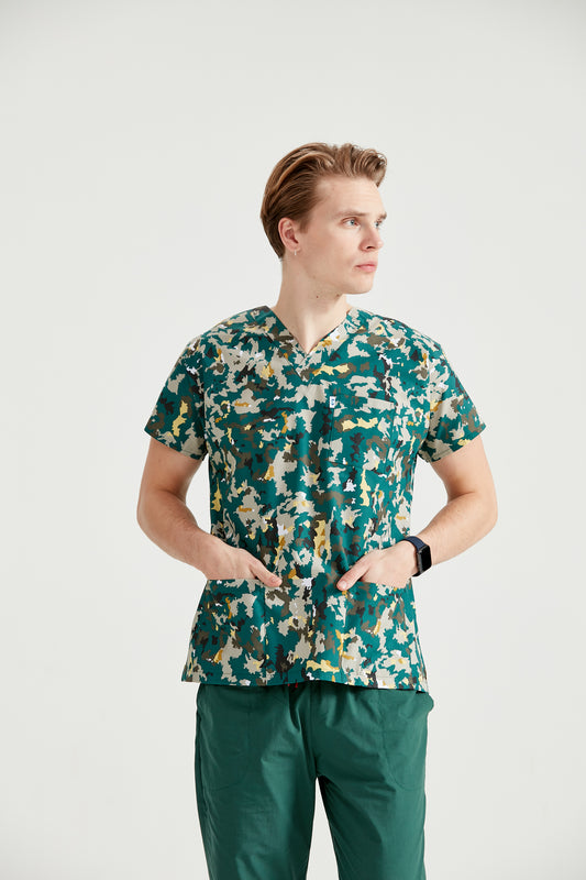  Asistent medical imbracat in bluza medicala Camouflage Green, cu mainile in buzunar, vedere din fata
